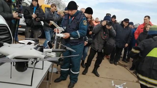 заммэра Москвы осматривпет снаряжение МЧС Москвы