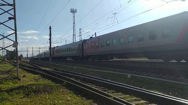 "Съезжает с 4 пути" Электровоз ЭП1М-709 с поездом №110 Санкт-Петербург - Астрахань