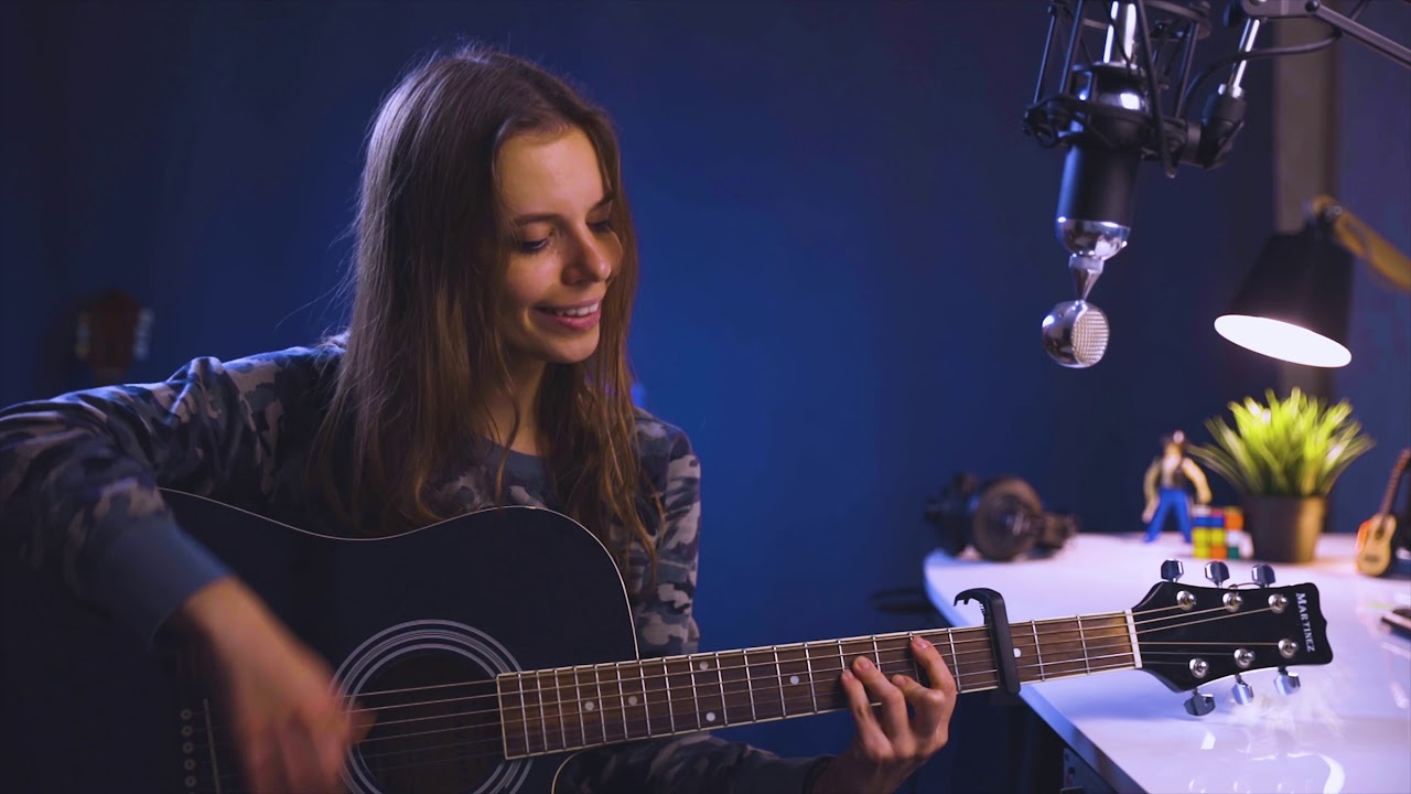 Девушка красиво играет на гитаре и поет ⧸ Место Встречи