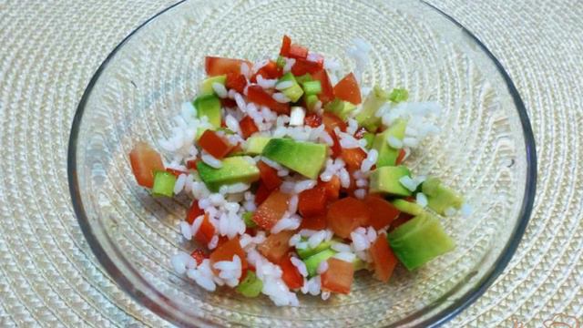 Морской салат-коктейль с авокадо и рисом