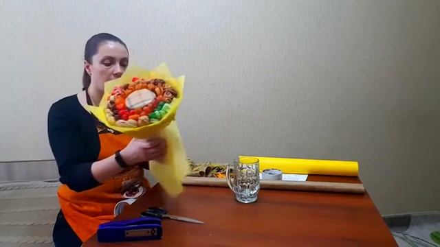 Упаковка букета в фетр (ускоренное видео)