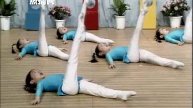 幼儿舞蹈基础训练——前吸腿接前抬腿