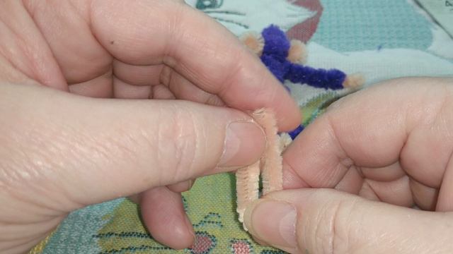 Маленькая обезьянка из синильной проволоки.