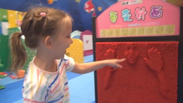 Мила и Ника играют на детской площадке в Таиланде. Посмотрите, как им весело! #детскийблог