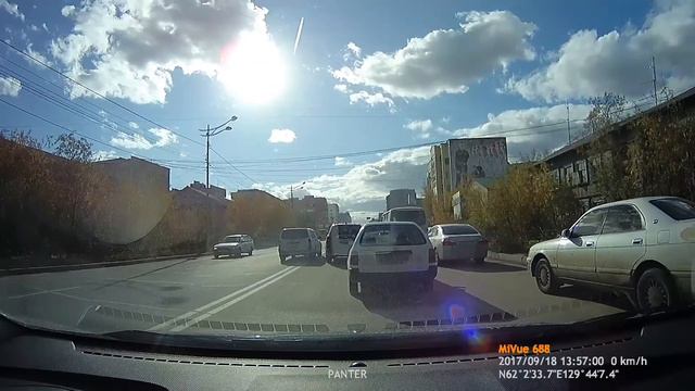 Движение по встречной полосе с пересечением двойной сплошной для объезда затора на дороге.