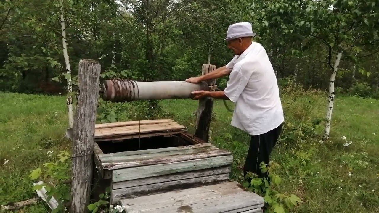 Ренат Гарифуллин из села Каркале, до сих пор носит воду из колодца.