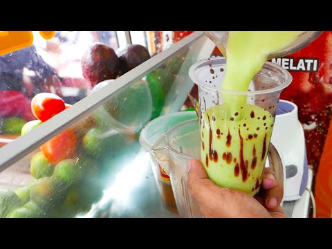 Индонезийская уличная еда: молочный коктейль с авокадо и шоколадом / Es Alpukat