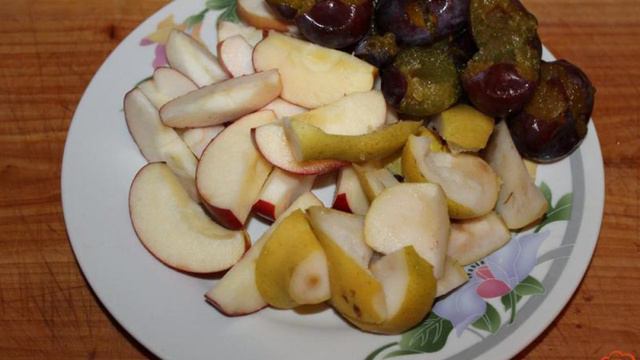 Яблочный компот с вишней и сливой
