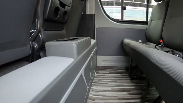รถตมอสอง Toyota COMMUTER ป 2012  D4D เครอง ดเซล  ABS เพาเวอร เบาะ 3 แถว ผอนเบาๆ.-