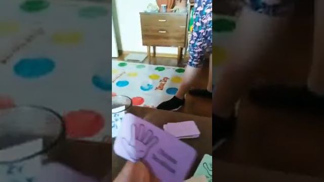 Играю в Твистер на выживание...