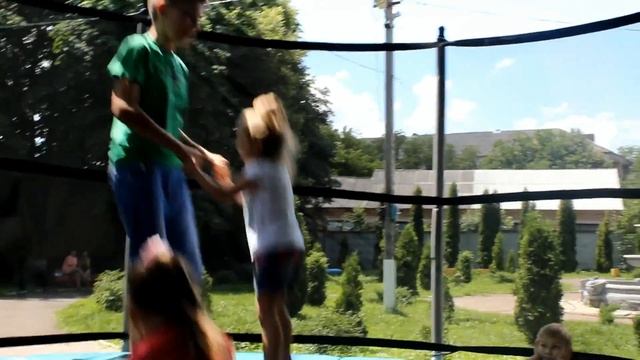 ВЛОГ идём на прогулку играем на площадке качели горки батуты Видео для детей VLOG