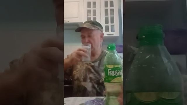 Пью напиток безолкогольный сильногазированный вкус лимон лайм из магазина фикс прайс.