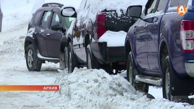 Мурманск продолжают очищать от снега, автолюбителей просят не оставлять свой транспорт вдоль дорог