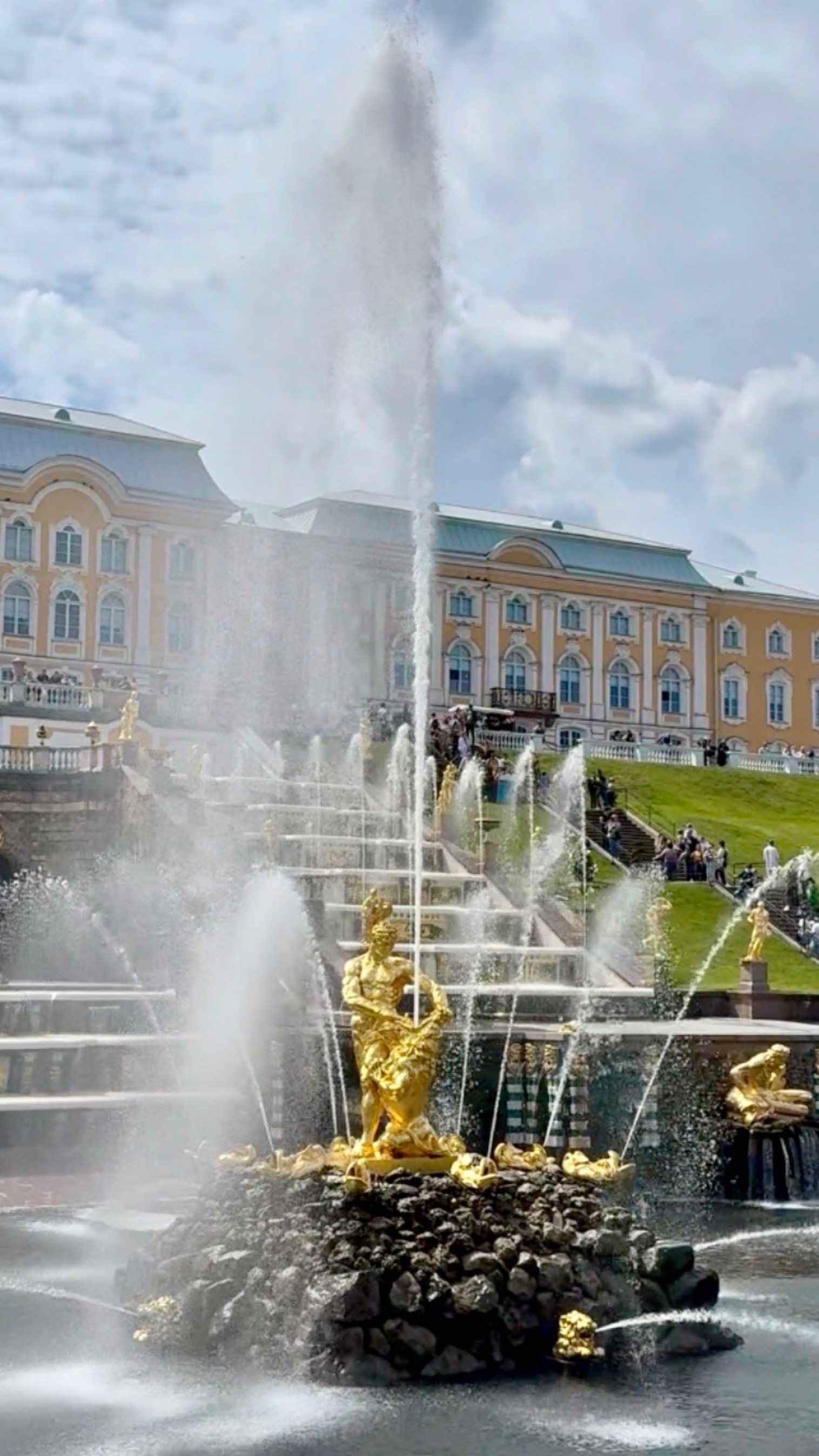Главный фонтан Петергофа - Самсон, разрывающий пасть льва. Санкт-Петербург, июнь 2024.