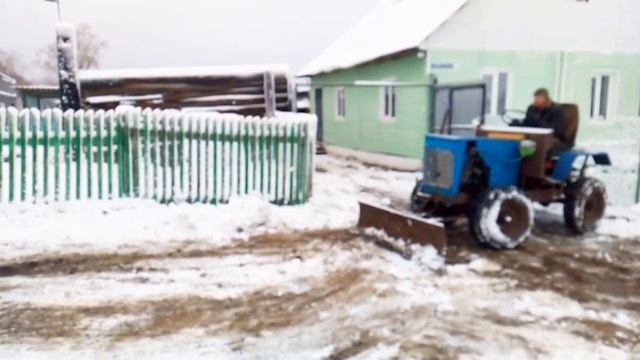 Уборка снега самодельным трактором.