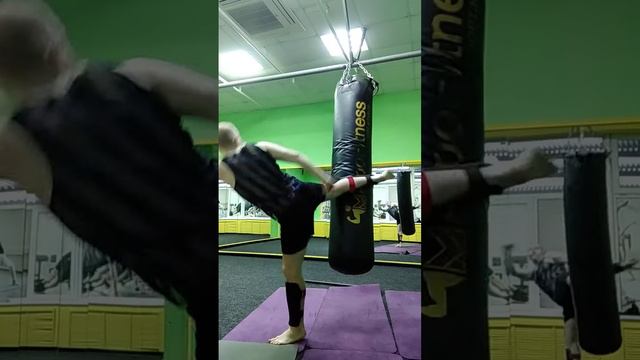 Мидл кики правой ногой. Тайский бокс. Муай тай. Фитнес. Отработка ударов ноги на боксерском мешке.