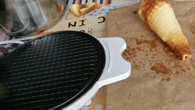 Печем вафельные трубочки, с Масленицей!  Простите нас и Бог простит Вас!