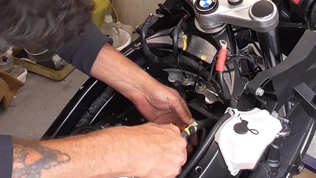 BMW F800GT [2014-] SPARKPLUGS CHANGE.  Motorcycle maintenance made easy The Old Mechanic 👨🔧---🏍