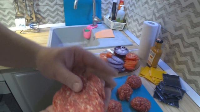 Бургеры с черным сыром.