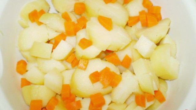 Теплый салат из картофеля с каперсами