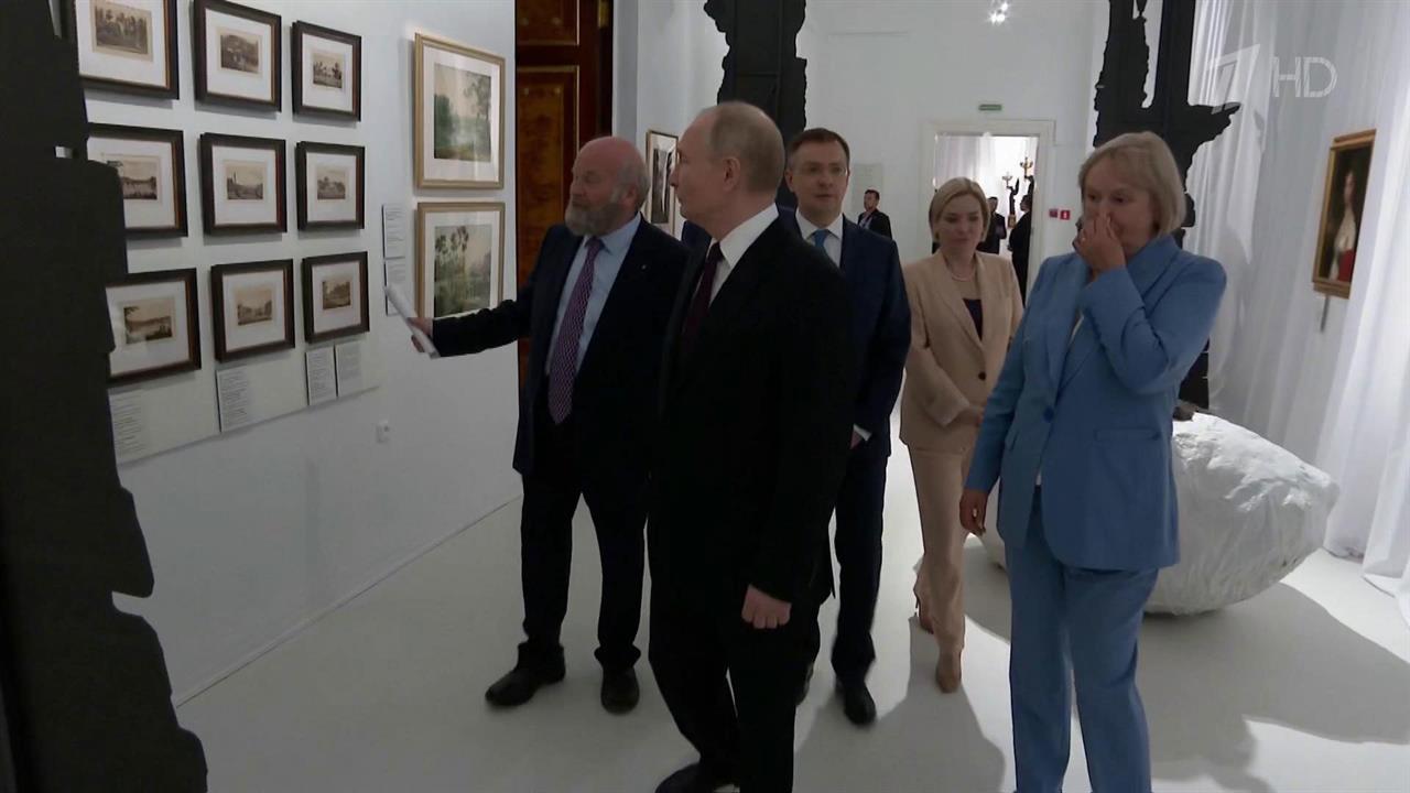 Владимир Путин посетил музей-заповедник "Царское село" накануне 225-летия со дня рождения Пушкина