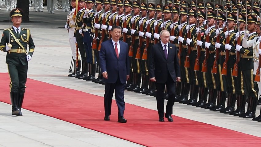 Кадры церемонии встречи Владимира Путина и Си Цзиньпина перед началом переговоров