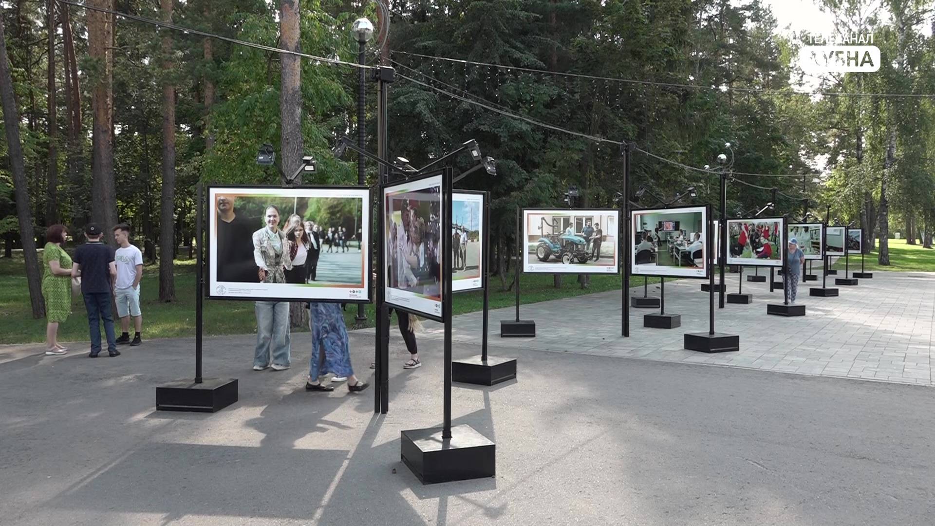 На набережной открылась фотовыставка, посвященная 30-летию университета «Дубна»