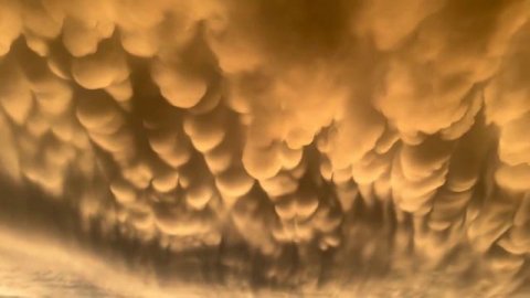 Редкое природное явление "облака Мамматуса"