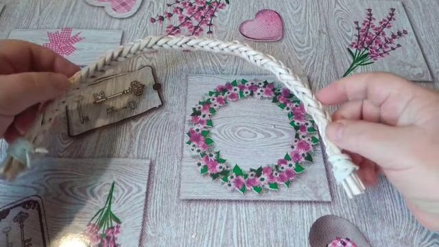 делаем ручки на сумочке из бумажной лозы.делаем ручки на сумочке из бумажной лозы.