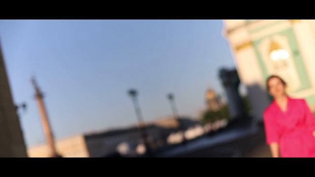 Красивая девушка встречает рассвет