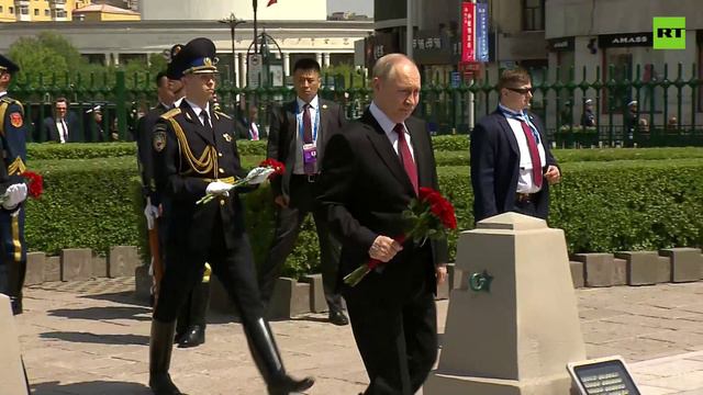 Путин возложил цветы к памятнику советским воинам в Харбине