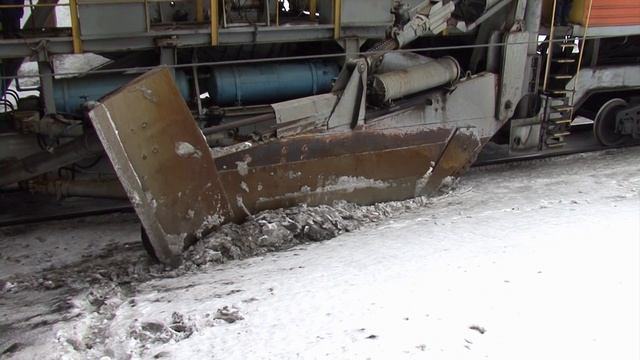 Уборка снега на железной дороге снегоочистителями "СТРУГ"
