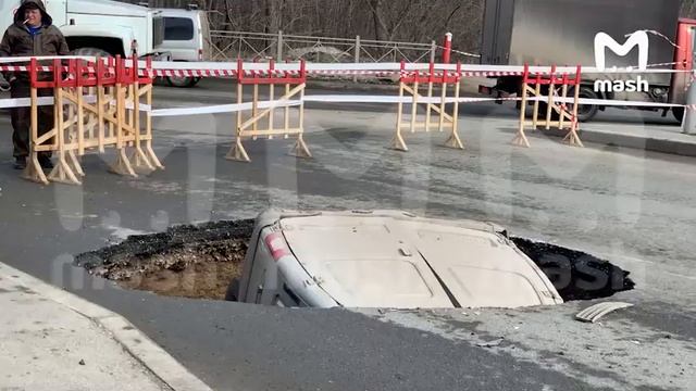 В Перми фургон "Соболь" провалился под землю (24.03.2023)