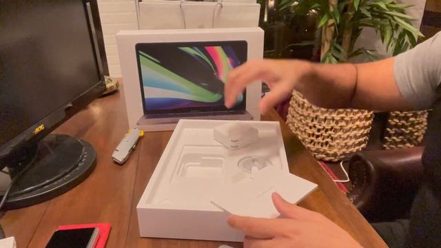 Why I chose 13 inch M1 Macbook Pro over the new 14 inch - - Unboxing and intial impressions