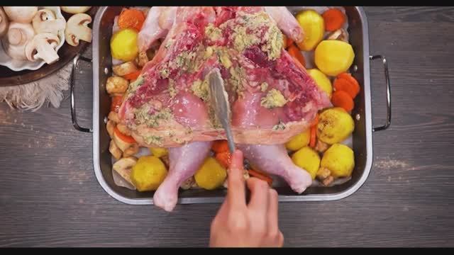 Вам стоит попробовать этот рецепт - шикарная курица в духовке.