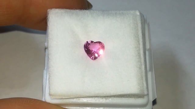 Натуральный  сапфир  сердце 0.70 CT  5.4 x 5.5 x 2.9 mm