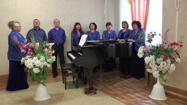 У крыльца высокого