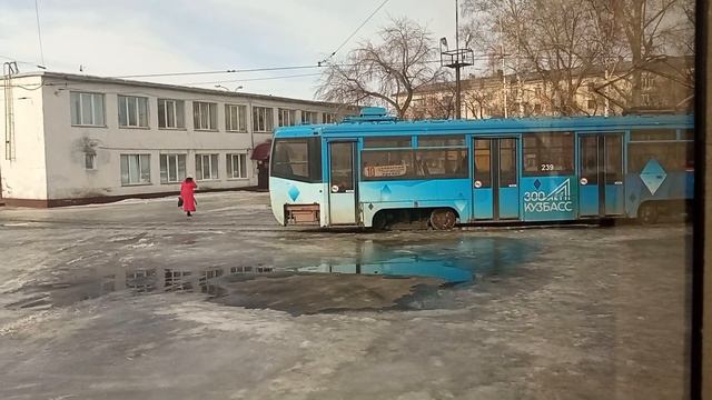 трамвай 10 сдаёт назад в Кемерове