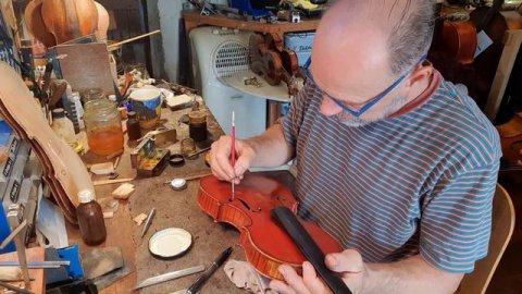 1890 W.E.Hill & Sons Violin restoration day 5 - Varnish work