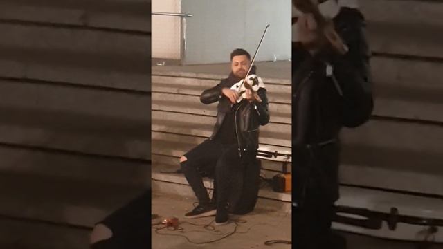 Барселона. Уличные музыканты. Электро скрипка