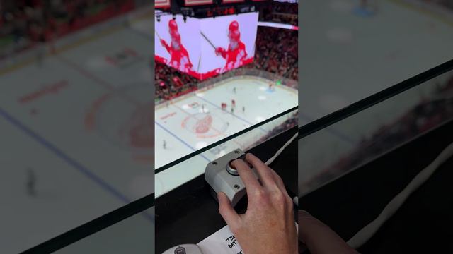 🚨 Pressing the NEW Detroit Red Wings Goal Horn Button 🚨 at Little Caesars Arena! #redwings #goalho