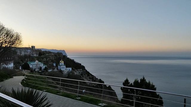 Восход солнца, рядом Свято-Георгиевский монастырь, внизу "Яшмовый" пляж и Поклонный крест.
