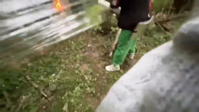 Хазяева Делают дом из пленки и разжигают костёр