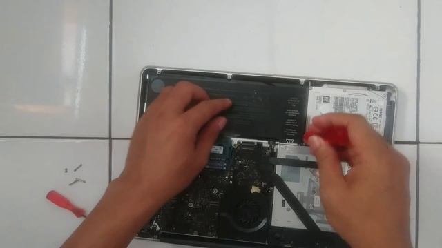 Cara ganti baterai laptop  macbook (A1278) /tipe lain.