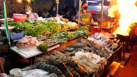 Коллекция разнообразных блюд из морепродуктов, которыми можно насладиться на улице