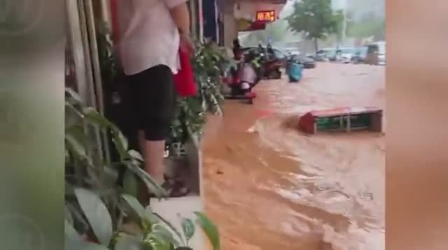 Китай остановился! Сильнейшее жуткое наводнение опустошает город за городом в Китае!