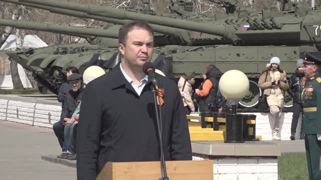 Виталий Хоценко с ветеранами и военнослужащими возложил венки к огню Памяти в мемориальном комплексе