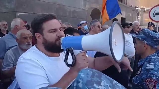 В Армении сторонники России вышли к посольству РФ и сорвали проукраинскую акцию в поддержку «Азова».