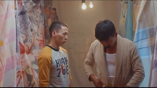 Папа показывает сыну как надо делать