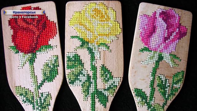 Пенсіонер з Краматорська вишиває на курячих яйцях та деревині